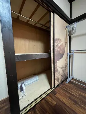 a glass door of a bunk bed with a painting of a bird at \u30a2\u30f3\u30c9\u30b9\u30c6\u30a4\u30ce\u30dc\u30c3\u30c1\u30db\u30c6\u30eb201 in Tokyo