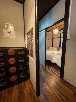 a bedroom with a bed and a large mirror at \u30a2\u30f3\u30c9\u30b9\u30c6\u30a4\u30ce\u30dc\u30c3\u30c1\u30db\u30c6\u30eb201 in Tokyo