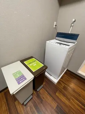 a laboratory with a machine and two boxes in a room at \u30a2\u30f3\u30c9\u30b9\u30c6\u30a4\u30ce\u30dc\u30c3\u30c1\u30db\u30c6\u30eb201 in Tokyo