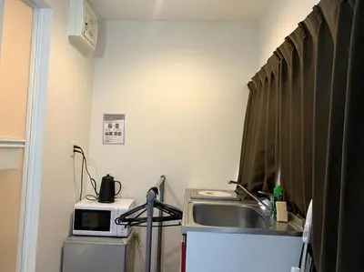 a small kitchen with a sink and a microwave at \u30a2\u30f3\u30c9\u30b9\u30c6\u30a4\u30ce\u30dc\u30c3\u30c1\u30db\u30c6\u30ebn3 in Tokyo