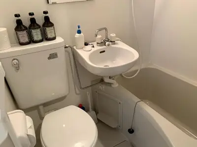 a small bathroom with a toilet and a sink at \u30a2\u30f3\u30c9\u30b9\u30c6\u30a4\u30ce\u30dc\u30c3\u30c1\u30db\u30c6\u30ebn3 in Tokyo