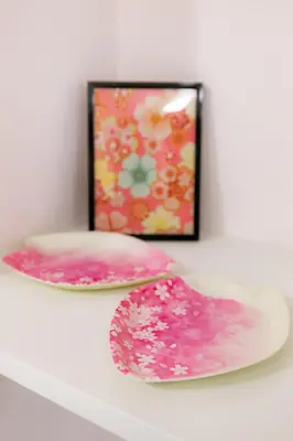 two plates on a shelf with a picture in a frame at 22, Itabashi, Entire house for rent, \u677f\u6a4b in Tokyo