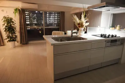 a kitchen with a sink and a counter top at \u862d\u5712 Village Gotanda \u5c4b\u4e0a\u30ac\u30fc\u30c7\u30f3\u30c6\u30e9\u30b9\u4ed8\u304d in Tokyo