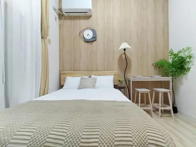 a bedroom with a bed and a clock on the wall at D22\u65b0\u5bbf\u6700\u4e2d\u5fc3 \u4e24\u5ba4 \u65b0\u5927\u4e45\u4fdd\u7ad95\u5206-2 rooms Shinjuku center 5 mins to ST Max 4P \u65b0\u5bbf \u6d89\u8c37 \u8868\u53c2\u9053 \u6c60\u888b \u4e0a\u91ce \u4ee3\u4ee3\u6728 \u94f6\u5ea7 \u539f\u5bbf in Tokyo