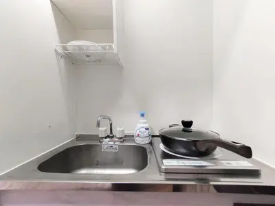 a kitchen sink with a pot and a pan on it at D22\u65b0\u5bbf\u6700\u4e2d\u5fc3 \u4e24\u5ba4 \u65b0\u5927\u4e45\u4fdd\u7ad95\u5206-2 rooms Shinjuku center 5 mins to ST Max 4P \u65b0\u5bbf \u6d89\u8c37 \u8868\u53c2\u9053 \u6c60\u888b \u4e0a\u91ce \u4ee3\u4ee3\u6728 \u94f6\u5ea7 \u539f\u5bbf in Tokyo