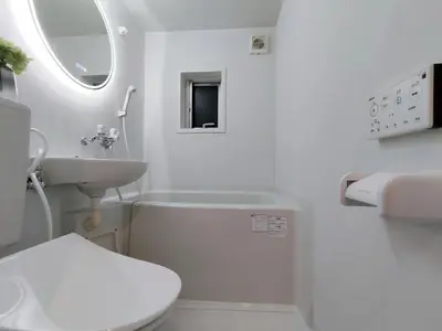 a white bathroom with a toilet and a sink at D22\u65b0\u5bbf\u6700\u4e2d\u5fc3 \u4e24\u5ba4 \u65b0\u5927\u4e45\u4fdd\u7ad95\u5206-2 rooms Shinjuku center 5 mins to ST Max 4P \u65b0\u5bbf \u6d89\u8c37 \u8868\u53c2\u9053 \u6c60\u888b \u4e0a\u91ce \u4ee3\u4ee3\u6728 \u94f6\u5ea7 \u539f\u5bbf in Tokyo