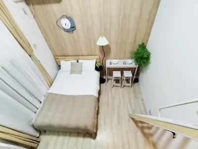 a small bedroom with a bed and a table at D22\u65b0\u5bbf\u6700\u4e2d\u5fc3 \u4e24\u5ba4 \u65b0\u5927\u4e45\u4fdd\u7ad95\u5206-2 rooms Shinjuku center 5 mins to ST Max 4P \u65b0\u5bbf \u6d89\u8c37 \u8868\u53c2\u9053 \u6c60\u888b \u4e0a\u91ce \u4ee3\u4ee3\u6728 \u94f6\u5ea7 \u539f\u5bbf in Tokyo