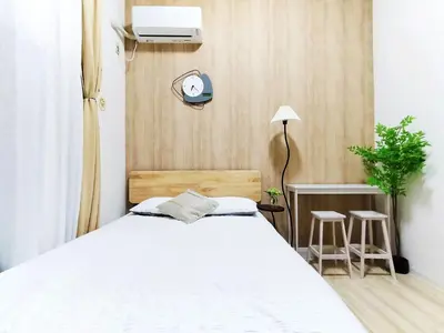 a bedroom with a white bed and a clock on the wall at D22\u65b0\u5bbf\u6700\u4e2d\u5fc3 \u4e24\u5ba4 \u65b0\u5927\u4e45\u4fdd\u7ad95\u5206-2 rooms Shinjuku center 5 mins to ST Max 4P \u65b0\u5bbf \u6d89\u8c37 \u8868\u53c2\u9053 \u6c60\u888b \u4e0a\u91ce \u4ee3\u4ee3\u6728 \u94f6\u5ea7 \u539f\u5bbf in Tokyo