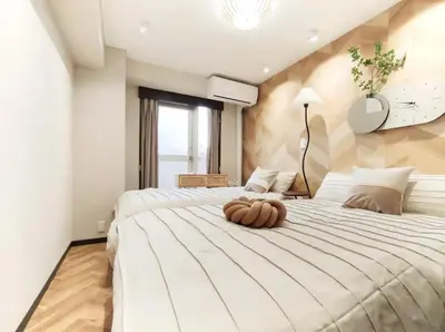 a bedroom with two beds at G81\u65b0\u5bbf\u6700\u4e2d\u5fc3 \u4e24\u5ba4\u4e00\u5385 \u65b0\u5bbf\u4e09\u4e01\u76ee\u8f66\u7ad94\u5206 2 rooms Shinjuku center 4 mins to ST Max 6P \u76f4\u8fbe\u65b0\u5bbf \u6d89\u8c37 \u8868\u53c2\u9053 \u6c60\u888b \u4e0a\u91ce \u4ee3\u4ee3\u6728 \u94f6\u5ea7 \u539f\u5bbf in Tokyo