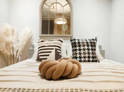a white bed with pillows and a bowl on it at G81\u65b0\u5bbf\u6700\u4e2d\u5fc3 \u4e24\u5ba4\u4e00\u5385 \u65b0\u5bbf\u4e09\u4e01\u76ee\u8f66\u7ad94\u5206 2 rooms Shinjuku center 4 mins to ST Max 6P \u76f4\u8fbe\u65b0\u5bbf \u6d89\u8c37 \u8868\u53c2\u9053 \u6c60\u888b \u4e0a\u91ce \u4ee3\u4ee3\u6728 \u94f6\u5ea7 \u539f\u5bbf in Tokyo