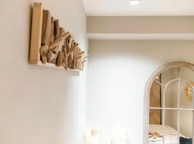 a room with a mirror and a shelf on the wall at G81\u65b0\u5bbf\u6700\u4e2d\u5fc3 \u4e24\u5ba4\u4e00\u5385 \u65b0\u5bbf\u4e09\u4e01\u76ee\u8f66\u7ad94\u5206 2 rooms Shinjuku center 4 mins to ST Max 6P \u76f4\u8fbe\u65b0\u5bbf \u6d89\u8c37 \u8868\u53c2\u9053 \u6c60\u888b \u4e0a\u91ce \u4ee3\u4ee3\u6728 \u94f6\u5ea7 \u539f\u5bbf in Tokyo