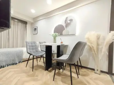 a dining room with a table and two chairs at G81\u65b0\u5bbf\u6700\u4e2d\u5fc3 \u4e24\u5ba4\u4e00\u5385 \u65b0\u5bbf\u4e09\u4e01\u76ee\u8f66\u7ad94\u5206 2 rooms Shinjuku center 4 mins to ST Max 6P \u76f4\u8fbe\u65b0\u5bbf \u6d89\u8c37 \u8868\u53c2\u9053 \u6c60\u888b \u4e0a\u91ce \u4ee3\u4ee3\u6728 \u94f6\u5ea7 \u539f\u5bbf in Tokyo