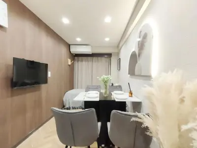 a dining room with a table and chairs and a tv at G81\u65b0\u5bbf\u6700\u4e2d\u5fc3 \u4e24\u5ba4\u4e00\u5385 \u65b0\u5bbf\u4e09\u4e01\u76ee\u8f66\u7ad94\u5206 2 rooms Shinjuku center 4 mins to ST Max 6P \u76f4\u8fbe\u65b0\u5bbf \u6d89\u8c37 \u8868\u53c2\u9053 \u6c60\u888b \u4e0a\u91ce \u4ee3\u4ee3\u6728 \u94f6\u5ea7 \u539f\u5bbf in Tokyo