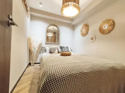 a bedroom with a bed and a chandelier at G81\u65b0\u5bbf\u6700\u4e2d\u5fc3 \u4e24\u5ba4\u4e00\u5385 \u65b0\u5bbf\u4e09\u4e01\u76ee\u8f66\u7ad94\u5206 2 rooms Shinjuku center 4 mins to ST Max 6P \u76f4\u8fbe\u65b0\u5bbf \u6d89\u8c37 \u8868\u53c2\u9053 \u6c60\u888b \u4e0a\u91ce \u4ee3\u4ee3\u6728 \u94f6\u5ea7 \u539f\u5bbf in Tokyo