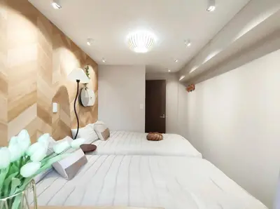 a bedroom with a large white bed in a room at G81\u65b0\u5bbf\u6700\u4e2d\u5fc3 \u4e24\u5ba4\u4e00\u5385 \u65b0\u5bbf\u4e09\u4e01\u76ee\u8f66\u7ad94\u5206 2 rooms Shinjuku center 4 mins to ST Max 6P \u76f4\u8fbe\u65b0\u5bbf \u6d89\u8c37 \u8868\u53c2\u9053 \u6c60\u888b \u4e0a\u91ce \u4ee3\u4ee3\u6728 \u94f6\u5ea7 \u539f\u5bbf in Tokyo