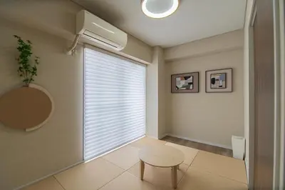 a living room with a window and a white table at Z7\u5168\u65b0\u88c5\u4fee\u5957\u623f3\u5ba42\u5385 \u65b0\u5bbf2\u7ad94\u5206\u949f,Max 8p-spacious,3rooms Near Shinjuku in Tokyo