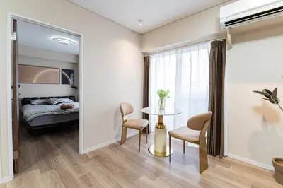 a bedroom with a bed and a table and chairs at Z7\u5168\u65b0\u88c5\u4fee\u5957\u623f3\u5ba42\u5385 \u65b0\u5bbf2\u7ad94\u5206\u949f,Max 8p-spacious,3rooms Near Shinjuku in Tokyo