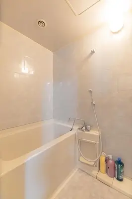 a bathroom with a bath tub and a sink at Z7\u5168\u65b0\u88c5\u4fee\u5957\u623f3\u5ba42\u5385 \u65b0\u5bbf2\u7ad94\u5206\u949f,Max 8p-spacious,3rooms Near Shinjuku in Tokyo