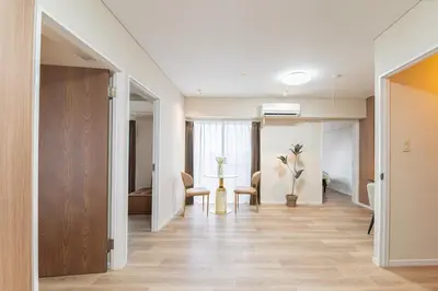 a hallway with a table and chairs in a room at Z7\u5168\u65b0\u88c5\u4fee\u5957\u623f3\u5ba42\u5385 \u65b0\u5bbf2\u7ad94\u5206\u949f,Max 8p-spacious,3rooms Near Shinjuku in Tokyo