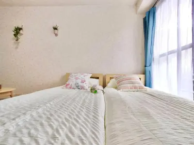 two beds sitting next to each other in a bedroom at J5-\u6771\u4eac\u4e2d\u5fc3 \u99d2\u8fbc\u99c54\u5206\u8fd1\u5546\u4e1a\u8857 4mins to ST Max 4P \u76f4\u8fbe\u65b0\u5bbf \u6e0b\u8c37 \u8868\u53c2\u9053 \u6c60\u888b \u4e0a\u91ce \u4ee3\u4ee3\u6728 \u9280\u5ea7 \u539f\u5bbf in Tokyo