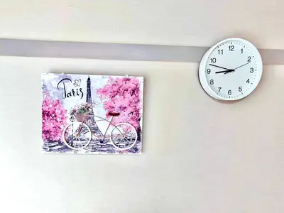 a clock and a picture of a bike on a wall at J5-\u6771\u4eac\u4e2d\u5fc3 \u99d2\u8fbc\u99c54\u5206\u8fd1\u5546\u4e1a\u8857 4mins to ST Max 4P \u76f4\u8fbe\u65b0\u5bbf \u6e0b\u8c37 \u8868\u53c2\u9053 \u6c60\u888b \u4e0a\u91ce \u4ee3\u4ee3\u6728 \u9280\u5ea7 \u539f\u5bbf in Tokyo
