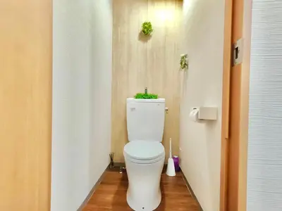 a bathroom with a toilet with two plants on top at J5-\u6771\u4eac\u4e2d\u5fc3 \u99d2\u8fbc\u99c54\u5206\u8fd1\u5546\u4e1a\u8857 4mins to ST Max 4P \u76f4\u8fbe\u65b0\u5bbf \u6e0b\u8c37 \u8868\u53c2\u9053 \u6c60\u888b \u4e0a\u91ce \u4ee3\u4ee3\u6728 \u9280\u5ea7 \u539f\u5bbf in Tokyo