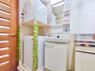 a kitchen with a white refrigerator with ivy on it at J5-\u6771\u4eac\u4e2d\u5fc3 \u99d2\u8fbc\u99c54\u5206\u8fd1\u5546\u4e1a\u8857 4mins to ST Max 4P \u76f4\u8fbe\u65b0\u5bbf \u6e0b\u8c37 \u8868\u53c2\u9053 \u6c60\u888b \u4e0a\u91ce \u4ee3\u4ee3\u6728 \u9280\u5ea7 \u539f\u5bbf in Tokyo