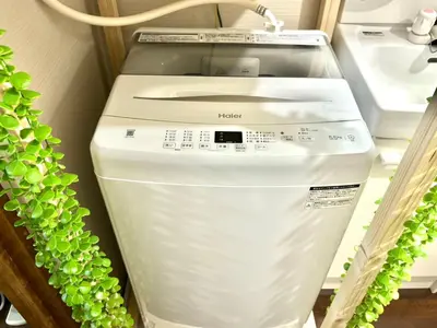 a washing machine in a room with a sink at J5-\u6771\u4eac\u4e2d\u5fc3 \u99d2\u8fbc\u99c54\u5206\u8fd1\u5546\u4e1a\u8857 4mins to ST Max 4P \u76f4\u8fbe\u65b0\u5bbf \u6e0b\u8c37 \u8868\u53c2\u9053 \u6c60\u888b \u4e0a\u91ce \u4ee3\u4ee3\u6728 \u9280\u5ea7 \u539f\u5bbf in Tokyo