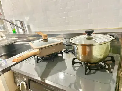 a pot sitting on top of a stove in a kitchen at J5-\u6771\u4eac\u4e2d\u5fc3 \u99d2\u8fbc\u99c54\u5206\u8fd1\u5546\u4e1a\u8857 4mins to ST Max 4P \u76f4\u8fbe\u65b0\u5bbf \u6e0b\u8c37 \u8868\u53c2\u9053 \u6c60\u888b \u4e0a\u91ce \u4ee3\u4ee3\u6728 \u9280\u5ea7 \u539f\u5bbf in Tokyo