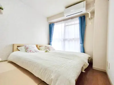 a bedroom with a large bed with a window at J5-\u6771\u4eac\u4e2d\u5fc3 \u99d2\u8fbc\u99c54\u5206\u8fd1\u5546\u4e1a\u8857 4mins to ST Max 4P \u76f4\u8fbe\u65b0\u5bbf \u6e0b\u8c37 \u8868\u53c2\u9053 \u6c60\u888b \u4e0a\u91ce \u4ee3\u4ee3\u6728 \u9280\u5ea7 \u539f\u5bbf in Tokyo