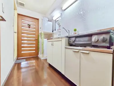 a kitchen with white cabinets and a large window at J5-\u6771\u4eac\u4e2d\u5fc3 \u99d2\u8fbc\u99c54\u5206\u8fd1\u5546\u4e1a\u8857 4mins to ST Max 4P \u76f4\u8fbe\u65b0\u5bbf \u6e0b\u8c37 \u8868\u53c2\u9053 \u6c60\u888b \u4e0a\u91ce \u4ee3\u4ee3\u6728 \u9280\u5ea7 \u539f\u5bbf in Tokyo