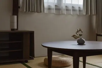 a table with a vase on it in a room at \u68ee\u4e0b\u5225\u90b8 in Tokyo