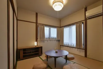 a room with a table and some windows at \u68ee\u4e0b\u5225\u90b8 in Tokyo