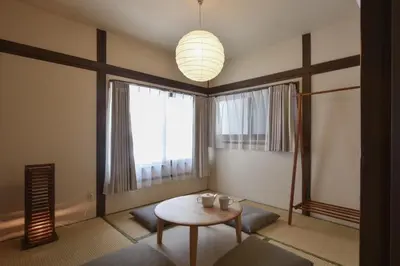 a living room with a table and a large window at \u68ee\u4e0b\u5225\u90b8 in Tokyo