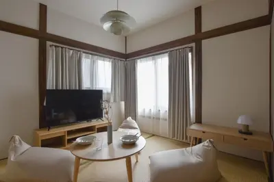 a living room with a television and a table and chairs at \u68ee\u4e0b\u5225\u90b8 in Tokyo