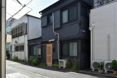 a black building on the side of a street at \u68ee\u4e0b\u5225\u90b8 in Tokyo