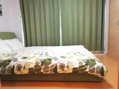 a bed with a comforter on it in a bedroom at 2\u6c60\u888b\u6700\u4e2d\u5fc3 \u4e24\u5ba4\u4e00\u5385 \u6c60\u888b\u7ad910\u5206 2 rooms Ikebukuro center 10 mins to ST Max 7P \u76f4\u8fbe\u65b0\u5bbf \u6d89\u8c37 \u8868\u53c2\u9053 \u6c60\u888b \u4e0a\u91ce \u4ee3\u4ee3\u6728 \u94f6\u5ea7 \u539f\u5bbf in Tokyo