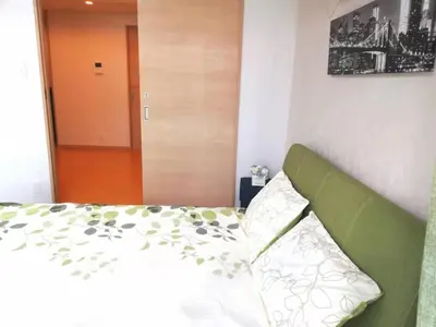 a bed with a green headboard in a bedroom at 2\u6c60\u888b\u6700\u4e2d\u5fc3 \u4e24\u5ba4\u4e00\u5385 \u6c60\u888b\u7ad910\u5206 2 rooms Ikebukuro center 10 mins to ST Max 7P \u76f4\u8fbe\u65b0\u5bbf \u6d89\u8c37 \u8868\u53c2\u9053 \u6c60\u888b \u4e0a\u91ce \u4ee3\u4ee3\u6728 \u94f6\u5ea7 \u539f\u5bbf in Tokyo
