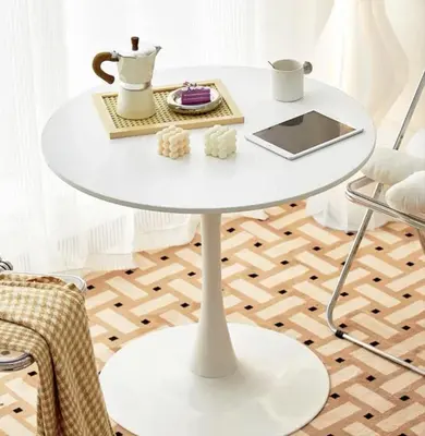 a white table in a living room with a table and chairs at 2\u6c60\u888b\u6700\u4e2d\u5fc3 \u4e24\u5ba4\u4e00\u5385 \u6c60\u888b\u7ad910\u5206 2 rooms Ikebukuro center 10 mins to ST Max 7P \u76f4\u8fbe\u65b0\u5bbf \u6d89\u8c37 \u8868\u53c2\u9053 \u6c60\u888b \u4e0a\u91ce \u4ee3\u4ee3\u6728 \u94f6\u5ea7 \u539f\u5bbf in Tokyo