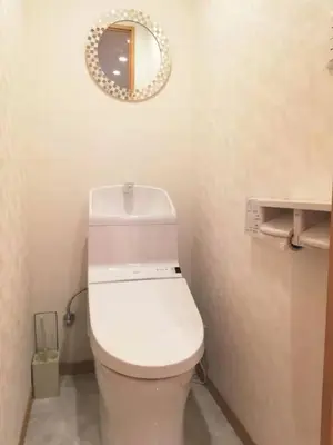 a bathroom with a white toilet and a mirror at 2\u6c60\u888b\u6700\u4e2d\u5fc3 \u4e24\u5ba4\u4e00\u5385 \u6c60\u888b\u7ad910\u5206 2 rooms Ikebukuro center 10 mins to ST Max 7P \u76f4\u8fbe\u65b0\u5bbf \u6d89\u8c37 \u8868\u53c2\u9053 \u6c60\u888b \u4e0a\u91ce \u4ee3\u4ee3\u6728 \u94f6\u5ea7 \u539f\u5bbf in Tokyo