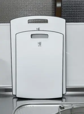 a white appliance sitting on top of a refrigerator at \u532f\u5bb6\u672c\u753a\u30d3\u30eb in Tokyo