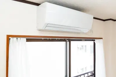 a ceiling fan and a window in a room at \u532f\u5bb6\u672c\u753a\u30d3\u30eb in Tokyo