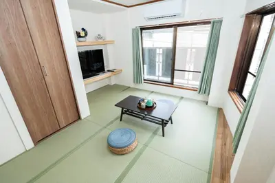 a living room with a table and a window at \u532f\u5bb6\u672c\u753a\u30d3\u30eb in Tokyo