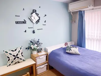 a bedroom with a bed and a clock on the wall at JR\u5c71\u624b\u7dda\u99d2\u8fbc\u8f66\u7ad9\u6b65\u884c3\u5206\u949f \u76f4\u8fbe\u65b0\u5bbf \u6da9\u8c37 \u4e0a\u91ce \u6c60\u888b\u7b49 \u514d\u8d39wifi in Tokyo