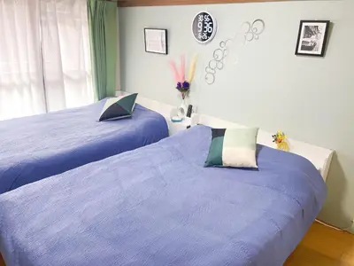 two beds sitting next to each other in a bedroom at JR\u5c71\u624b\u7dda\u99d2\u8fbc\u8f66\u7ad9\u6b65\u884c3\u5206\u949f \u76f4\u8fbe\u65b0\u5bbf \u6da9\u8c37 \u4e0a\u91ce \u6c60\u888b\u7b49 \u514d\u8d39wifi in Tokyo
