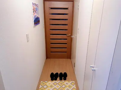 a pair of shoes sitting on a shelf in a room at JR\u5c71\u624b\u7dda\u99d2\u8fbc\u8f66\u7ad9\u6b65\u884c3\u5206\u949f \u76f4\u8fbe\u65b0\u5bbf \u6da9\u8c37 \u4e0a\u91ce \u6c60\u888b\u7b49 \u514d\u8d39wifi in Tokyo