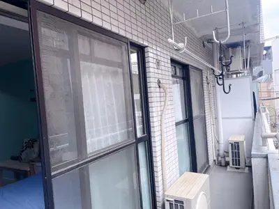 a balcony with a large glass window and a bench at JR\u5c71\u624b\u7dda\u99d2\u8fbc\u8f66\u7ad9\u6b65\u884c3\u5206\u949f \u76f4\u8fbe\u65b0\u5bbf \u6da9\u8c37 \u4e0a\u91ce \u6c60\u888b\u7b49 \u514d\u8d39wifi in Tokyo