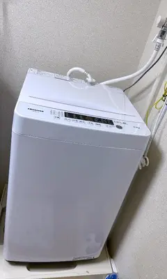 a white computer sitting on top of a table at JR\u5c71\u624b\u7dda\u99d2\u8fbc\u8f66\u7ad9\u6b65\u884c3\u5206\u949f \u76f4\u8fbe\u65b0\u5bbf \u6da9\u8c37 \u4e0a\u91ce \u6c60\u888b\u7b49 \u514d\u8d39wifi in Tokyo