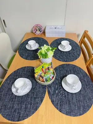 a wooden table with four plates and a bowl of flowers at JR\u5c71\u624b\u7dda\u99d2\u8fbc\u8f66\u7ad9\u6b65\u884c3\u5206\u949f \u76f4\u8fbe\u65b0\u5bbf \u6da9\u8c37 \u4e0a\u91ce \u6c60\u888b\u7b49 \u514d\u8d39wifi in Tokyo