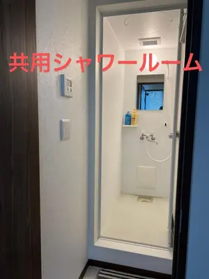 a bathroom with a mirror next to a shower at \u6c11\u6ccaTOKYO one \u30b7\u30a7\u30a2\u30cf\u30a6\u30b9 in Tokyo